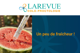 Demi-pastèque estivale avec un thermomètre médical planté dedans, illustrant l'impact de la chaleur sur la santé digestive et les urgences coloproctologiques.